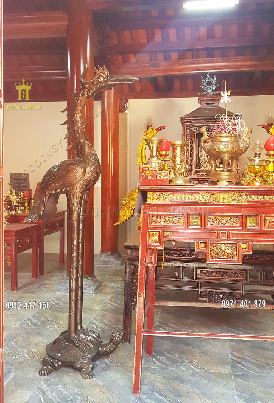 Hạc được chế t&aacute;c với k&iacute;ch thước 2m17 ph&ugrave; hợp cho gian thờ d&ograve;ng họ